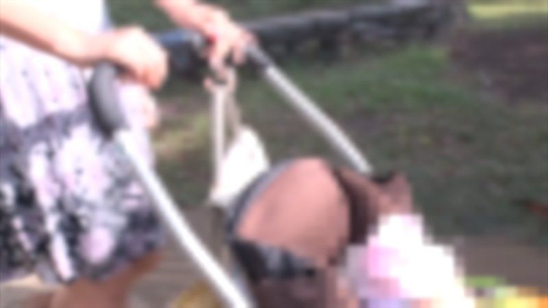 帶著一個孩子的巨乳單親媽媽來到拍攝現場，在嬰兒車旁進行禁斷且毫無道德底線的自拍中出